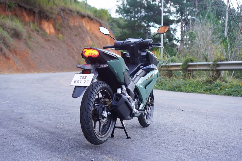 Xe được bán với 3 phiên bản gồm Thể thao, Đặc biệt và Tiêu chuẩn cùng 5 tùy chọn màu sắc, giá lần lượt là 50,56 triệu, 50,06 triệu và 46,16 triệu đồng. Tại Việt Nam, mẫu xe tay côn này cạnh tranh cùng Yamaha Exciter 155 VVA (45,8-55,2 triệu đồng).