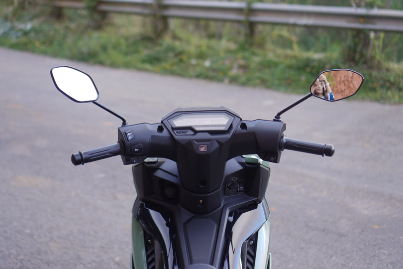 Màn hình ở trung tâm là đồng hồ kỹ thuật số dạng âm bản mới với kích thước lớn.