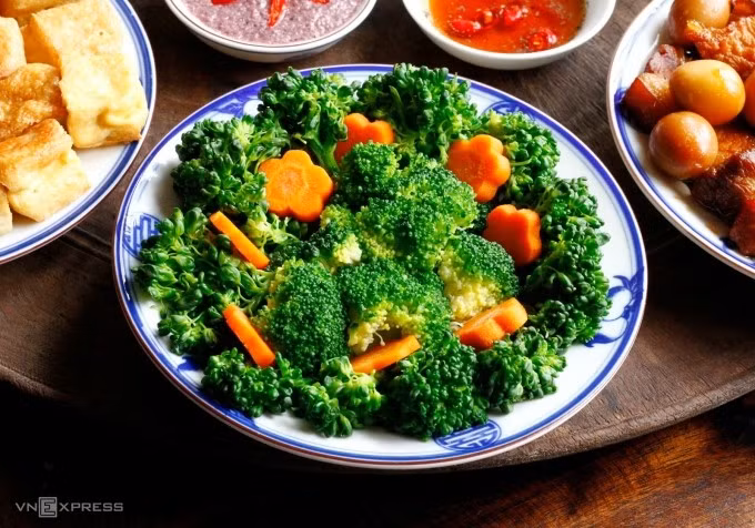 Rau hấp giữ chất và ngon ngọt hơn luộc. Ảnh: Bùi Thủy