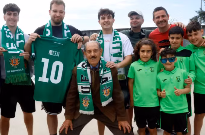 Người hâm mộ Cornella mặc áo đấu số 10 in tên Messi. Ảnh: Marca