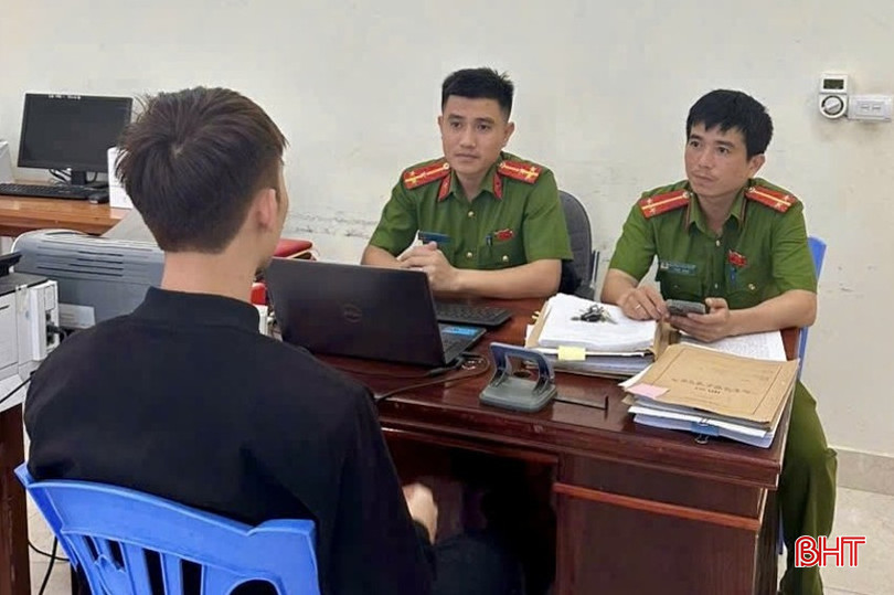 Công an xã Kỳ Anh làm việc với nạn nhân trong vụ "bắt cóc online". bqbht_br_1.jpg