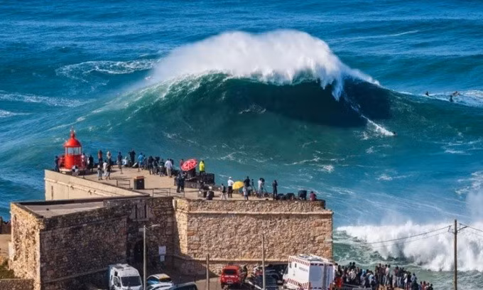 Thị trấn Nazaré trở thành một điểm nóng của những cơn sóng lớn. Ảnh: R.M. Nunes