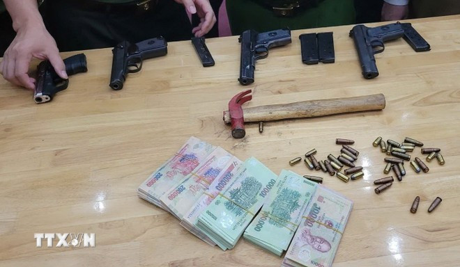 Quá trình khám xét nơi ở của các đối tượng, cơ quan điều tra đã thu giữ 4 khẩu súng ngắn chưa xác định chủng loại, 46 viên đạn, khoảng 1 kg đạn chì; khoảng 930 triệu đồng tiền mặt, 2 nhẫn vàng cùng nhiều đồ vật, tài liệu khác có liên quan đến vụ án. (Ảnh: TTXVN phát)
