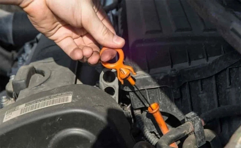 Với dầu máy ô tô, người dùng có thể tự kiểm tra bằng que thăm trong khoang động cơ
