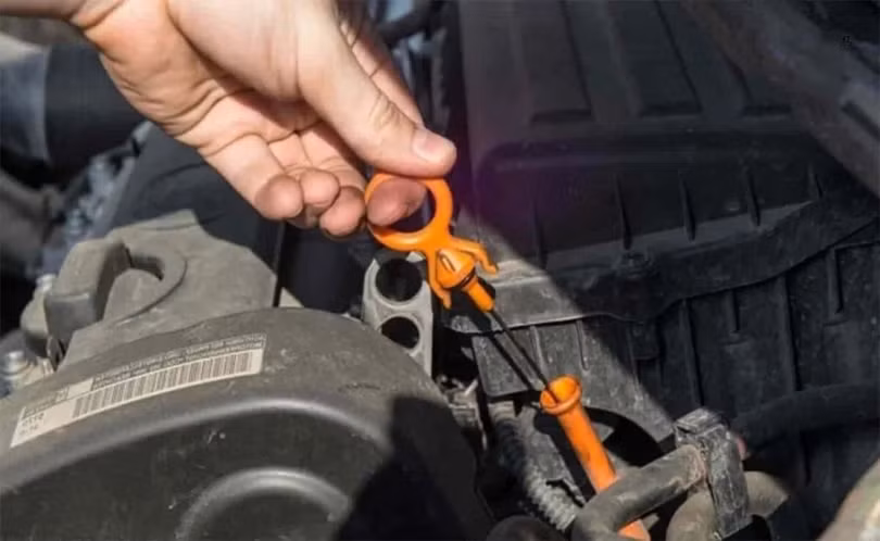 Với dầu máy ô tô, người dùng có thể tự kiểm tra bằng que thăm trong khoang động cơ