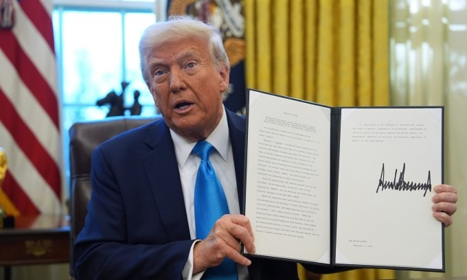 Tổng thống Trump ký sắc lệnh hành pháp tại Nhà Trắng hồi tháng 2/2025. Ảnh: AP