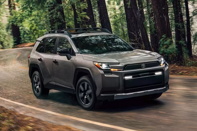 Là một trong những mẫu xe bán chạy nhất tại Mỹ, Toyota RAV4 đã chính thức được giới thiệu với thế hệ hoàn toàn mới. Ngoài thay đổi về thiết kế, mẫu crossover cỡ nhỏ còn được trang bị tiêu chuẩn động cơ hybrid cho tất cả phiên bản.