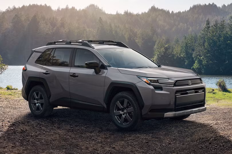 Toyota RAV4 được trang bị tiêu chuẩn động cơ hybrid 4 xy-lanh 2.5L thế hệ thứ 5. Xe có công suất tối đa lần lượt là 230 mã lực và 240 mã lực đối với phiên bản FWD và AWD.