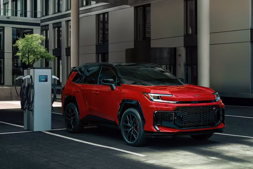 Tùy chọn công nghệ PHEV đi kèm với hệ dẫn động AWD, giúp chiếc xe có sức mạnh tối đa 325 mã lực. Với chế độ thuần điện, xe có thể di chuyển tối đa 80 km và có khả năng sạc nhanh từ 10% lên 80% trong 30 phút.