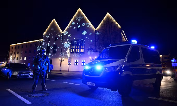 Cảnh sát và xe cứu thương bên ngoài chợ Giáng sinh tại Magdeburg hôm 20/12. Ảnh: AFP