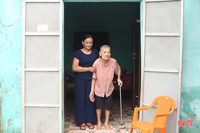 Đảng viên Nguyễn Thị Tăng đang sống cùng con cháu tại thôn Hưng Nam, xã Cẩm Hưng. bqbht_br_image-1-3825.jpg