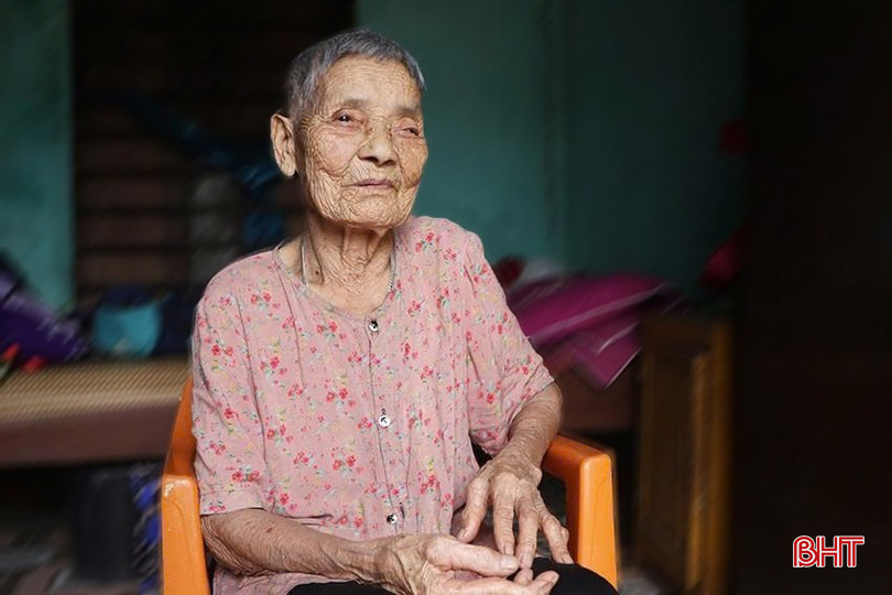 Đảng viên Nguyễn Thị Tăng đã có 80 năm tuổi Đảng. bqbht_br_12345.jpg