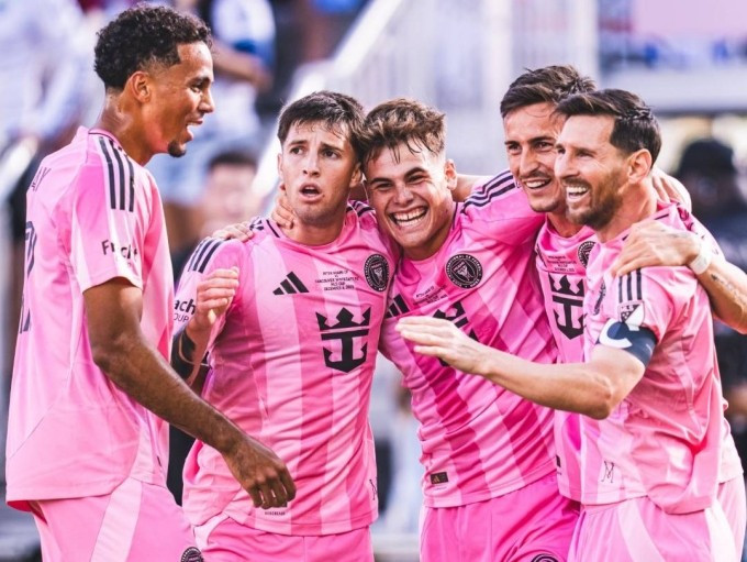 Messi (phải) và đồng đội mừng bàn mở tỷ số trong trận Inter Miami thắng Vancouver ở chung kết MLS Cup tối 6/12. Ảnh: Inter Miami