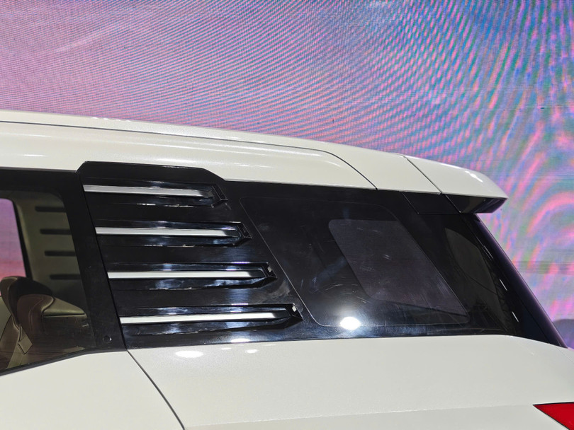 Điểm đặc biệt nằm ở cột C với họa tiết phân tầng lạ mắt. Ốp vè bánh xe trước và sau được tạo hình nổi khối cơ bắp, tạo nên dáng vẻ thể thao.