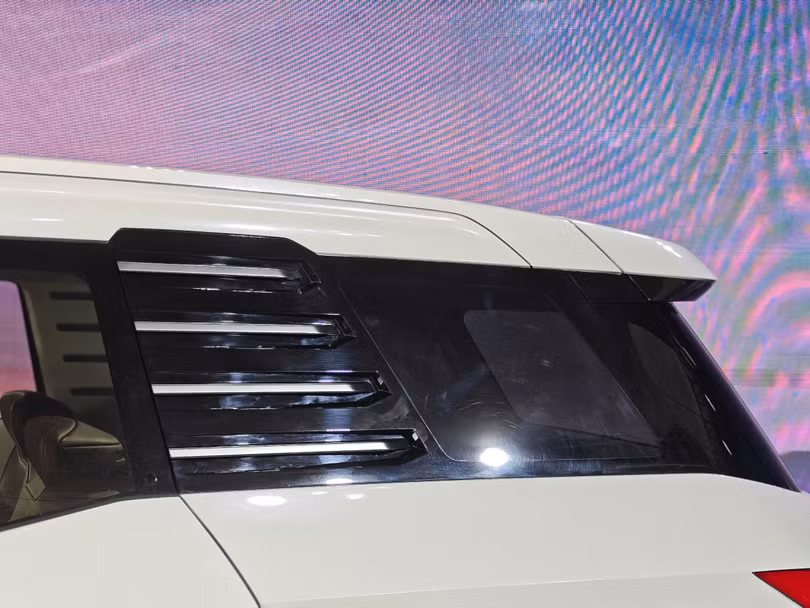 Điểm đặc biệt nằm ở cột C với họa tiết phân tầng lạ mắt. Ốp vè bánh xe trước và sau được tạo hình nổi khối cơ bắp, tạo nên dáng vẻ thể thao.