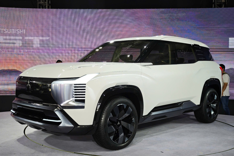 Mitsubishi Việt Nam vừa giới thiệu bản concept mang tên DST tại Việt Nam. Đây là mẫu SUV cỡ C cấu hình 7 chỗ ngồi đã được hãng xe Nhật trưng bày tại Philippines.