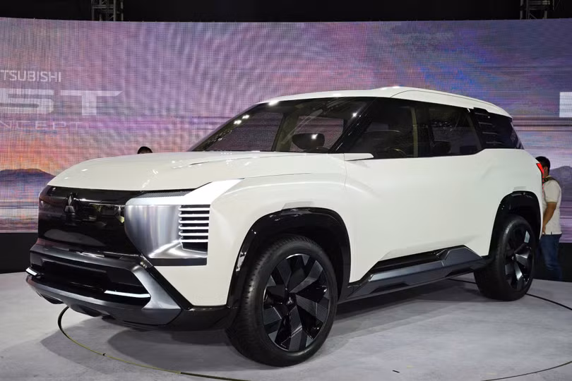 Mitsubishi Việt Nam vừa giới thiệu bản concept mang tên DST tại Việt Nam. Đây là mẫu SUV cỡ C cấu hình 7 chỗ ngồi đã được hãng xe Nhật trưng bày tại Philippines.