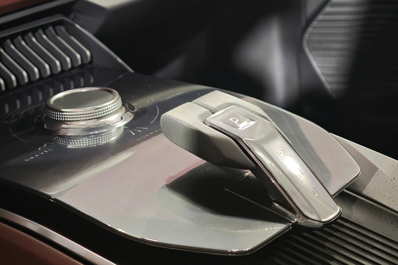 DST Concept được trang bị 5 chế độ lái bao gồm đường thường (Normal), đường nhựa (Tarmac), Đường ướt (Wet) và đường sỏi (Gravel), đường bùn (Mud).