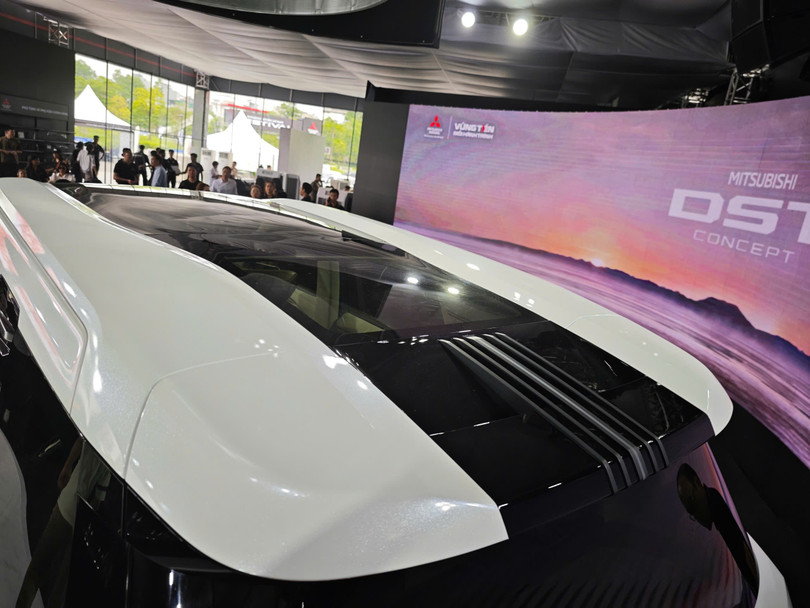 DST Concept được trang bị cửa sổ trời toàn cảnh kéo dài từ cột A đến khu vực cánh gió ở đuôi. Đây là điểm nhấn đáng chú ý trên mẫu SUV cỡ C, tạo nét khác biệt so với Outlander.