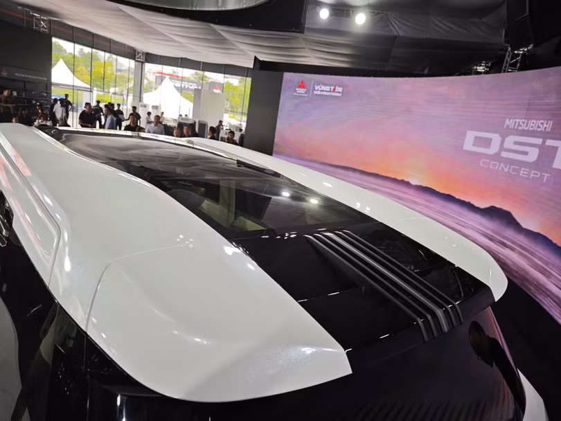 DST Concept được trang bị cửa sổ trời toàn cảnh kéo dài từ cột A đến khu vực cánh gió ở đuôi. Đây là điểm nhấn đáng chú ý trên mẫu SUV cỡ C, tạo nét khác biệt so với Outlander.