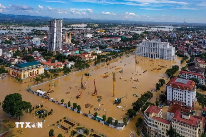 Khu vực trung tâm của tỉnh Thái Nguyên ngập sâu trong nước lũ. (Ảnh: Phạm Tuấn Anh/TTXVN)