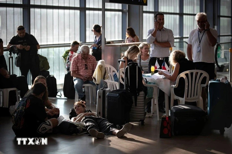 Hành khách tại sân bay quốc tế Ben Gurion gần Tel Aviv, Israel. (Ảnh: THX/TTXVN) hang-khong.jpg