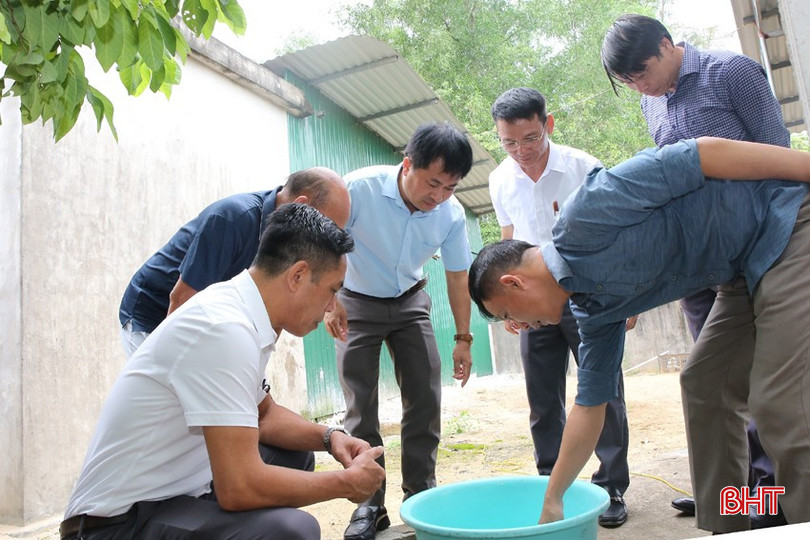 CDC Hà Tĩnh, Trung tâm Y tế Thành Sen và chính quyền địa phương triển khai các biện pháp phòng chống dịch SXH tại thông Toàn Thắng. bqbht_br_1.jpg