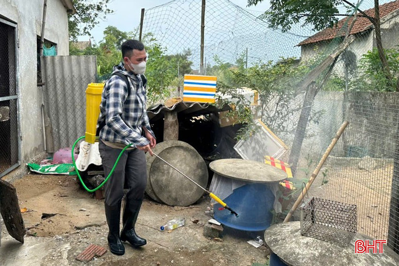 Chính quyền địa phương tiến hành phun hóa chất diệt muỗi trưởng thành cho các hộ dân trong thôn Toàn Thắng. bqbht_br_3.jpg