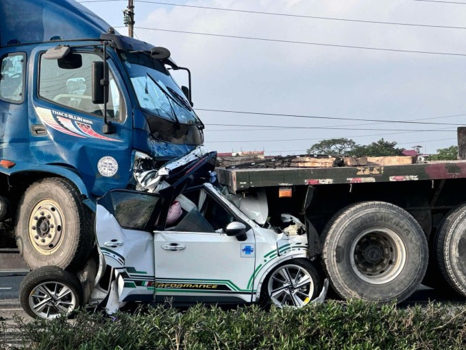Ôtô con bị bẹp nát, một người trên xe này tử vong. Ảnh: Xuân Hoa