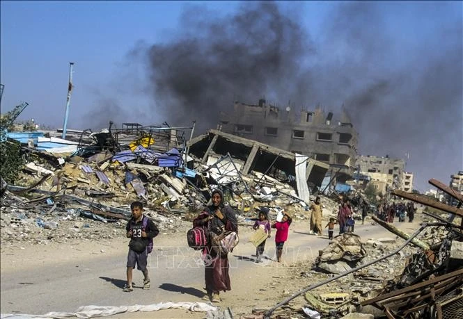 Người dân sơ tán tránh xung đột tại thành phố Gaza, ngày 5/11/2024. Ảnh: THX/TTXVN