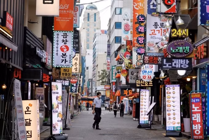 Người dân đi lại trên đường phố Seoul (Hàn Quốc). Ảnh: Reuters