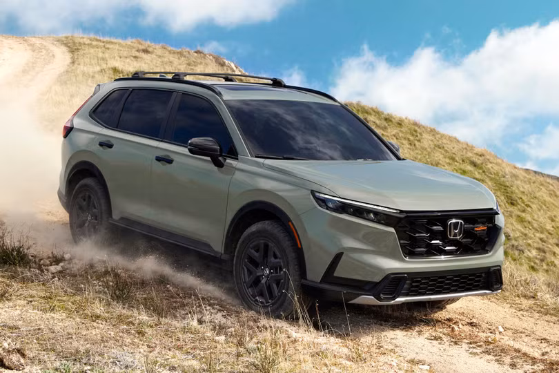 Với đời xe 2026, Honda vừa bổ sung phiên bản địa hình TrailSport cho dòng SUV hạng C Honda CR-V. Đây cũng là mẫu xe đầu tiên vừa sở hữu phong cách việt dã hầm hố cùng cấu hình động cơ hybrid.