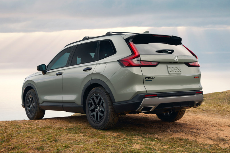 Kết hợp với động cơ này là hộp số e-CVT, hệ dẫn động 4 bánh Honda Real Time AWD và 4 chế độ lái: ECON, Normal, Sport và Snow. Hệ thống quản lý độ bám cũng được tối ưu ở vận tốc dưới 15 km/h, giúp truyền lực kéo đến bánh xe có độ bám tốt hơn.