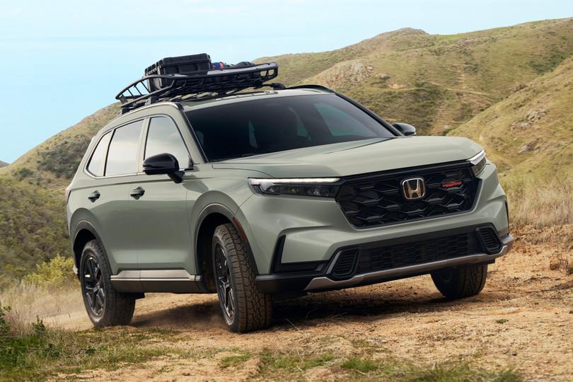 Honda CR-V TrailSport Hybrid được trang bị động cơ 4 xy-lanh 2.0L và 2 động cơ điện phụ trợ, cho ra công suất tổng hợp tối đa 207 mã lực và mô-men xoắn 336 Nm.