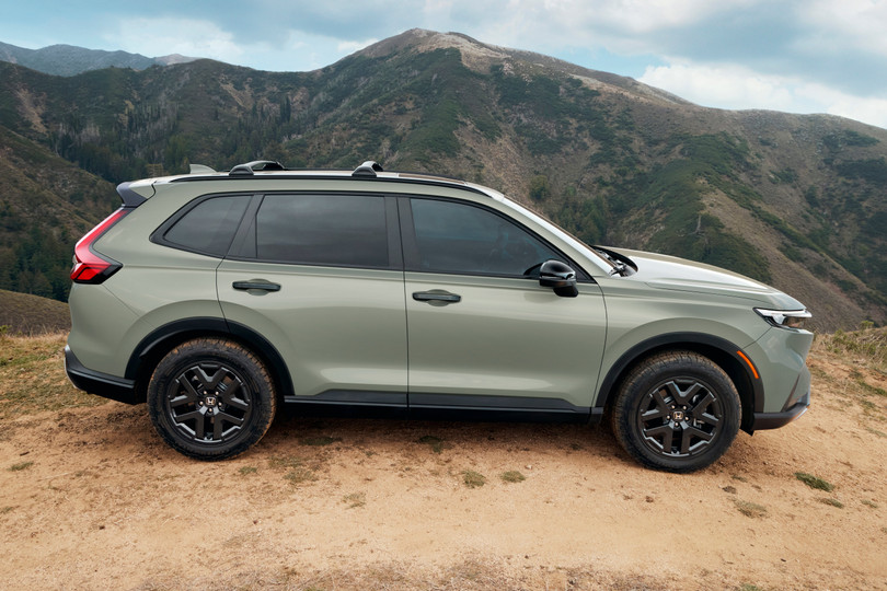 Phiên bản này được bổ sung màu sơn độc quyền xanh Ash Green Metallic, vốn từng được giới thiệu trước đó trên chiếc Honda Passport TrailSport 2026.