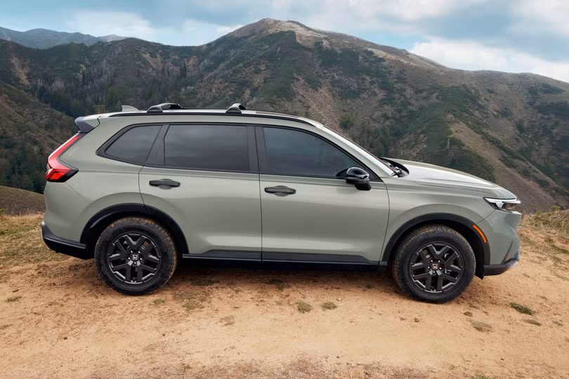 Phiên bản này được bổ sung màu sơn độc quyền xanh Ash Green Metallic, vốn từng được giới thiệu trước đó trên chiếc Honda Passport TrailSport 2026.