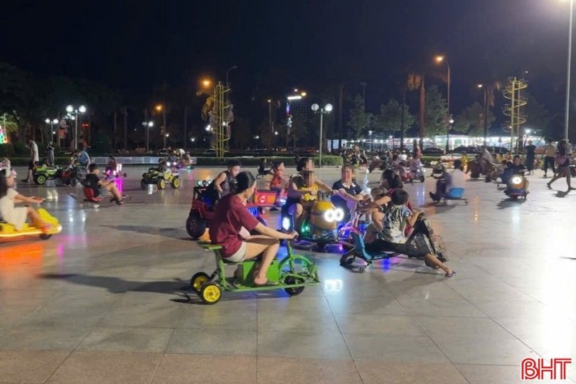 Địa điểm vui chơi dành cho trẻ em nhưng lại thấy đủ mọi lứa tuổi tham gia. d.jpg