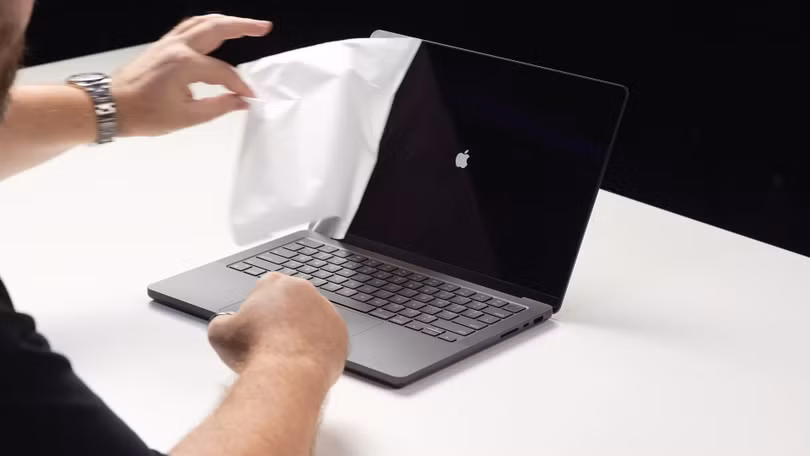 MacBook Pro M4 trong video mở hộp đăng ngày 7/10. Ảnh: Wylsacom/YouTube.