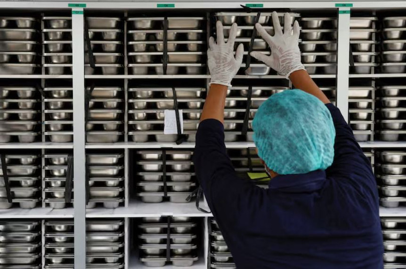 Một nhân viên đang xếp hộp cơm lên xe tải để phân phát miễn phí cho trẻ em và phụ nữ mang thai tại một nhà bếp ở Jakarta, Indonesia, ngày 6/1/2025. Ảnh: Reuters