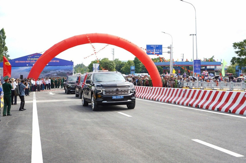 ស្ពានផុងចូវ បើកឲ្យធ្វើចរាចរណ៍នៅព្រឹកនេះ។ រូបភាព៖ ក្រសួងសំណង់។ Cầu Phong Châu thông xe sáng nay. Ảnh: Bộ Xây dựng.