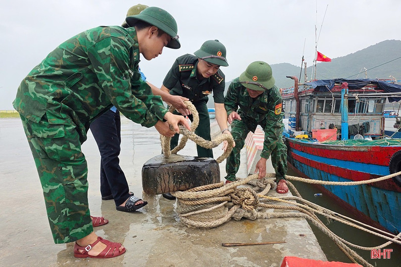 Ban chỉ huy phòng chống thiên tai địa phương đã huy động toàn bộ nhân lực, hỗ trợ ngư dân xã Lộc Hà đưa tàu vào nơi tránh trú an toàn, đồng thời kiểm tra, giám sát công tác gia cố. Ban chỉ huy phòng chống thiên tai địa phương đã huy động toàn bộ nhân lực, hỗ trợ ngư dân xã Lộc Hà đưa tàu vào nơi tránh trú an toàn, đồng thời kiểm tra, giám sát công tác gia cố.