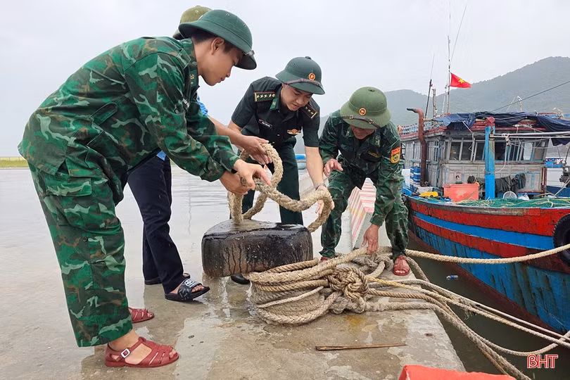 Ban chỉ huy phòng chống thiên tai địa phương đã huy động toàn bộ nhân lực, hỗ trợ ngư dân xã Lộc Hà đưa tàu vào nơi tránh trú an toàn, đồng thời kiểm tra, giám sát công tác gia cố.