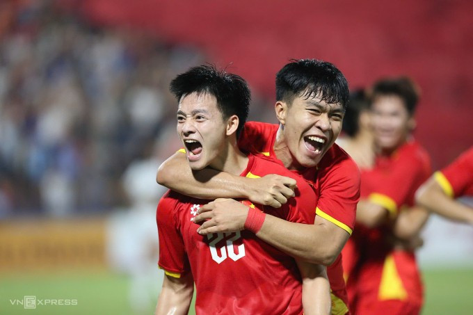 Tiền đạo Việt Nam Nguyễn Thanh Nhàn (trái) mừng pha lập công trong trận thắng Syria 1-0 ở lượt cuối bảng C vòng loại U23 châu Á 2026, trên sân Việt Trì, Phú Thọ ngày 9/9/2025. Ảnh: Thủ Khúc Tiền đạo Việt Nam Nguyễn Thanh Nhàn (trái) mừng pha lập công trong trận thắng Syria 1-0 ở lượt cuối bảng C vòng loại U23 châu Á 2026, trên sân Việt Trì, Phú Thọ ngày 9/9/2025. Ảnh: Thủ Khúc