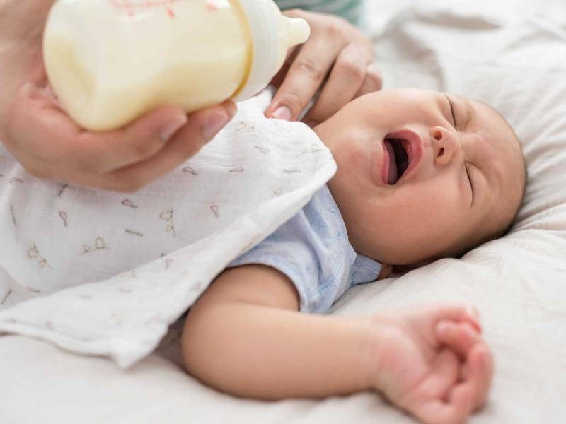 Khi sữa xuất hiện màu sắc và mùi vị lạ, bạn nên kiểm tra kỹ càng để tránh làm ảnh hưởng đến sức khỏe của bé Khi sữa xuất hiện màu sắc và mùi vị lạ, bạn nên kiểm tra kỹ càng để tránh làm ảnh hưởng đến sức khỏe của bé