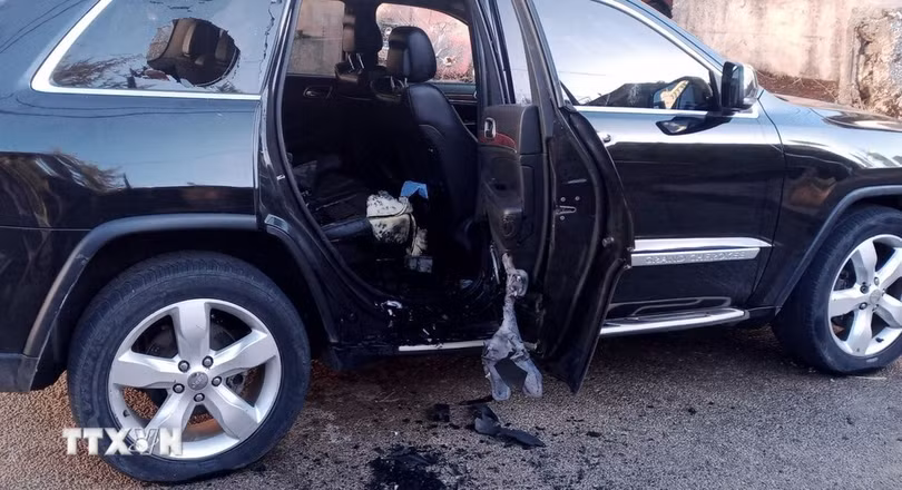 Ôtô bị hư hại sau vụ nổ bộ đàm ở Baalbek, Liban, ngày 18/9/2024. (Ảnh: THX/TTXVN)