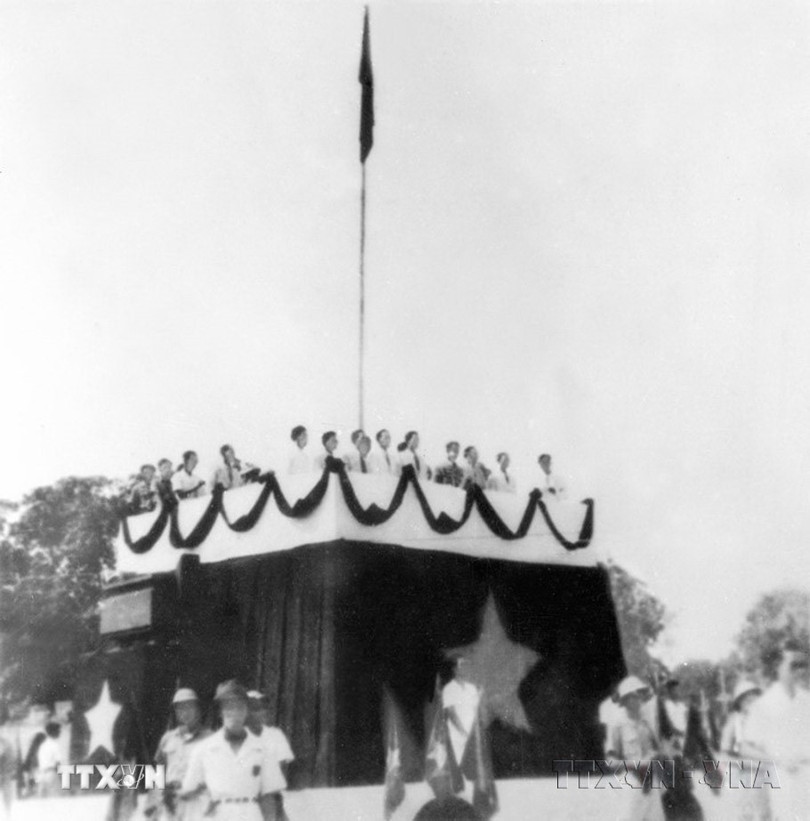 Ngày 2/9/1945, tại Quảng trường Ba Đình, Chủ tịch Hồ Chí Minh thay mặt Chính phủ lâm thời đọc bản Tuyên ngôn độc lập, khai sinh nước Việt Nam dân chủ cộng hòa nay là nước Cộng hòa xã hội chủ nghĩa Việt Nam. (Nguồn: TTXVN) Ngày 2/9/1945, tại Quảng trường Ba Đình, Chủ tịch Hồ Chí Minh thay mặt Chính phủ lâm thời đọc bản Tuyên ngôn độc lập, khai sinh nước Việt Nam dân chủ cộng hòa nay là nước Cộng hòa xã hội chủ nghĩa Việt Nam. (Nguồn: TTXVN)