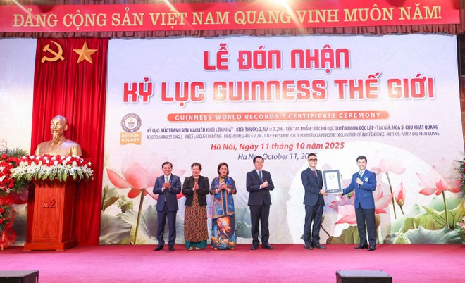 Tác giả Chu Nhật Quang nhận kỷ lục Guinness cho bức tranh cỡ lớn và đặc biệt của mình. Tác giả Chu Nhật Quang nhận kỷ lục Guinness cho bức tranh cỡ lớn và đặc biệt của mình.
