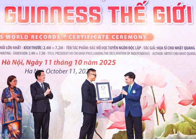 Ông Johnson Austin Clark Herzog trao chứng nhận cho tác giả tranh. Ông Johnson Austin Clark Herzog trao chứng nhận cho tác giả tranh.