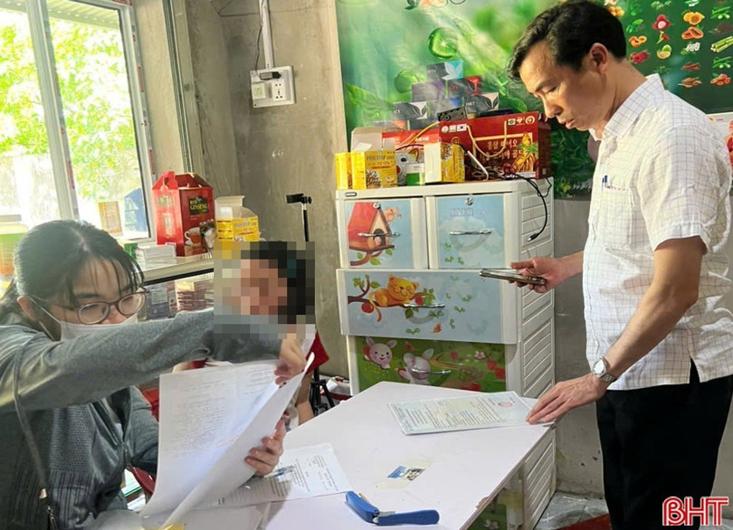 Lực lượng chức năng kiểm tra tại cơ sở kinh doanh thực phẩm chức năng của Lê Thị Duy. image-9170.jpg