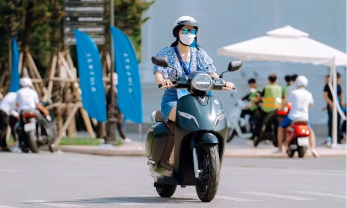 Mẫu VinFast Klara lăn bánh tại Hà Nội. Ảnh: VinFast